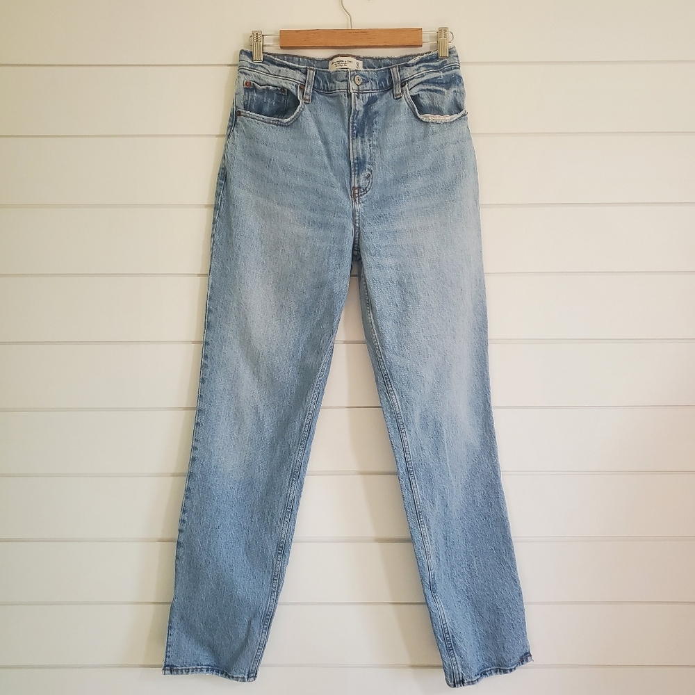 Abercrombie & Fitch The 90s Straight Ultra High-Rise Jeans. Size 29/8